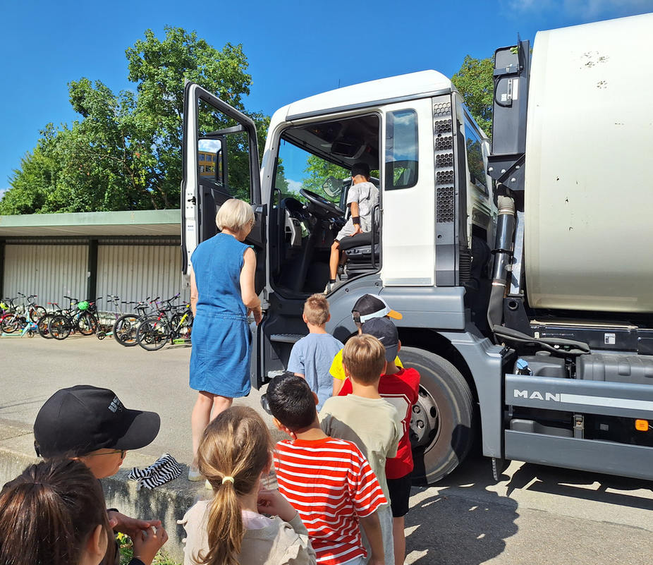 Das Müllauto zu Gast an der Grundschule