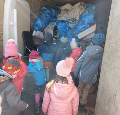 Der Kindergarten zu Besuch auf dem Wertstoffhof