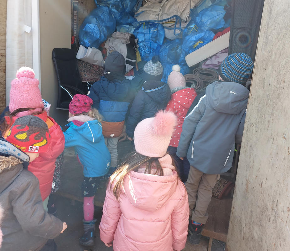 Der Kindergarten zu Besuch auf dem Wertstoffhof